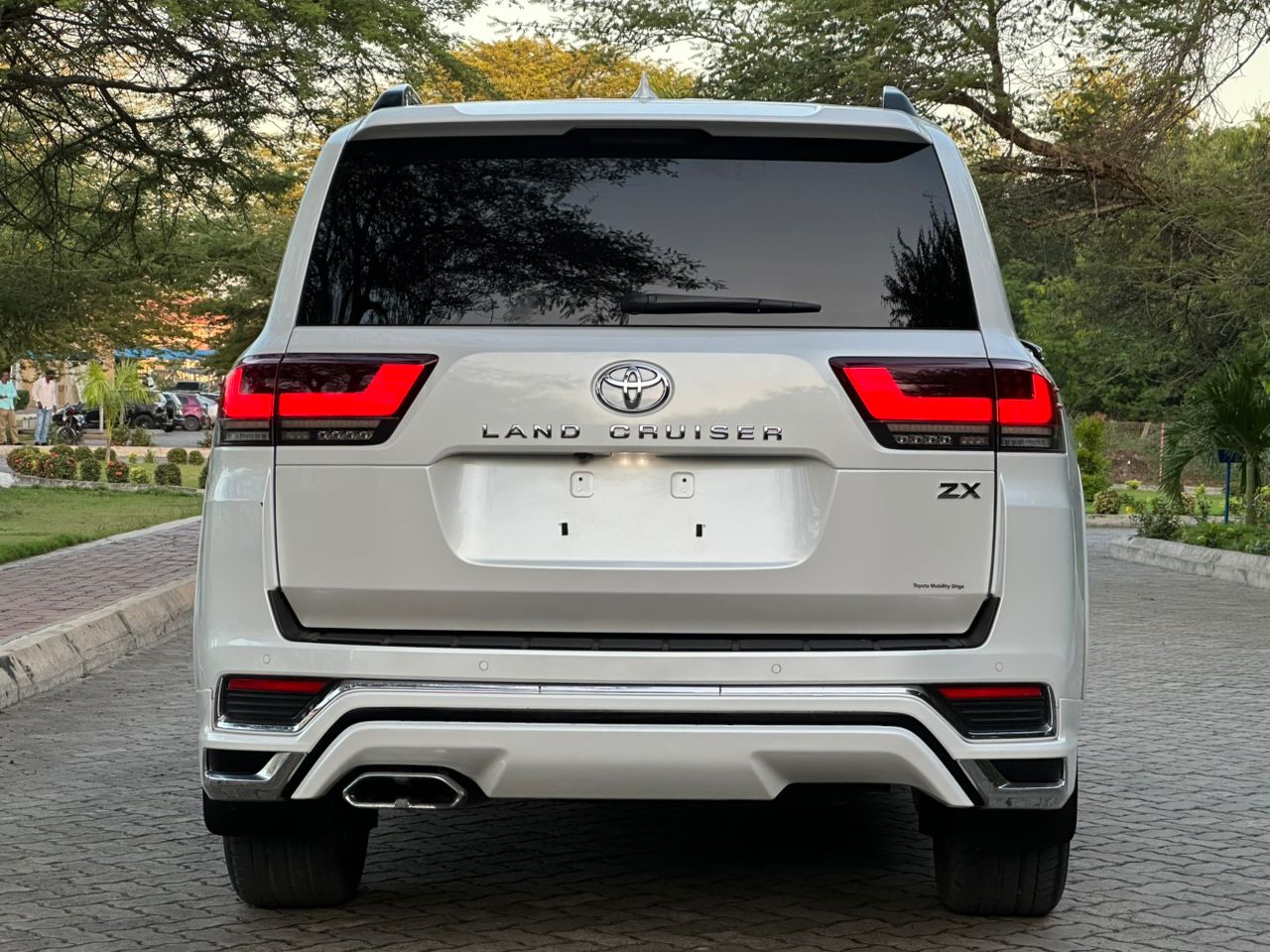 LAND CRUISER thumbnail 2